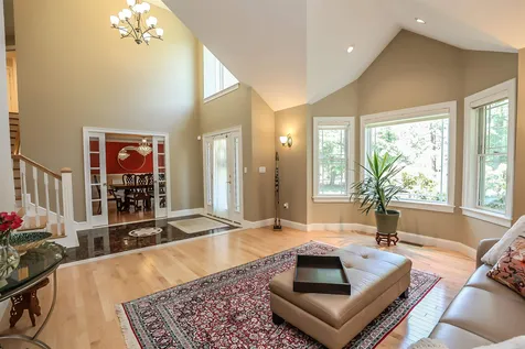12 Crestwood Lane Nashua NH 03062