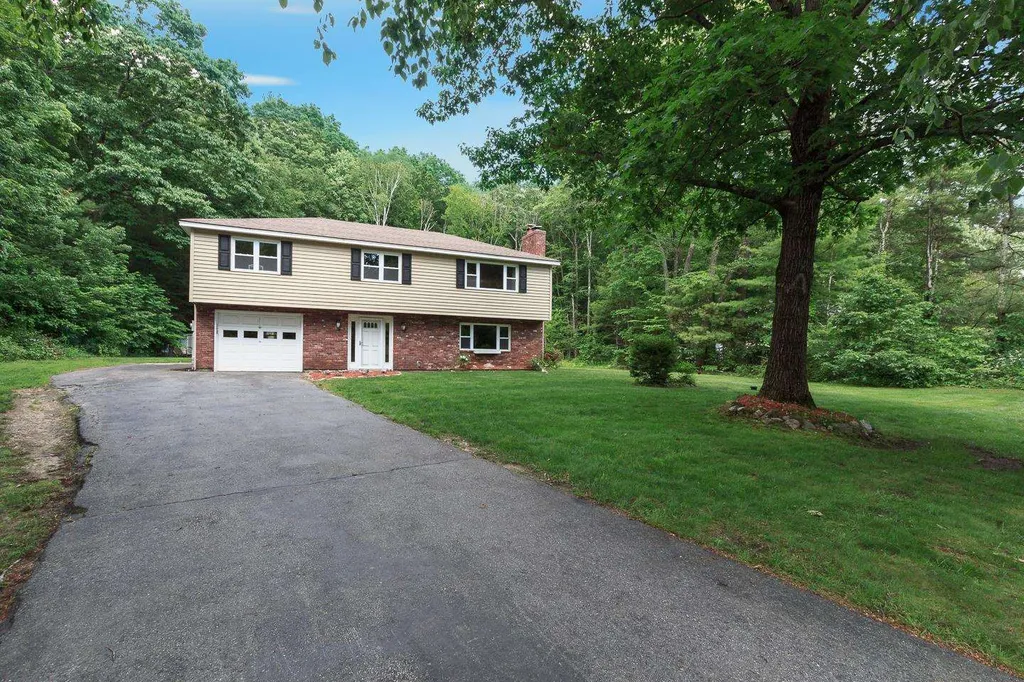 8 Red Deer Road Londonderry NH 03053