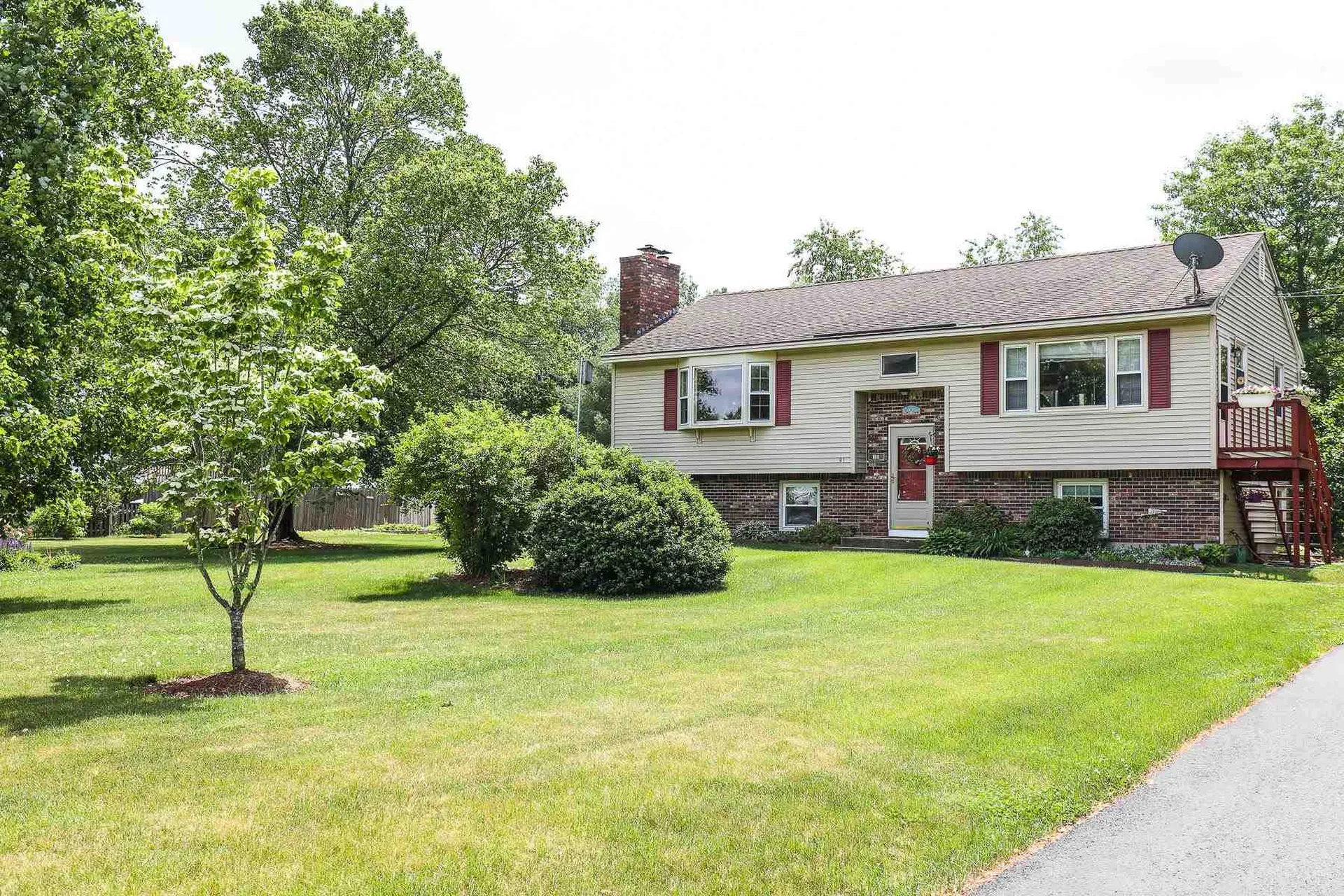 21 Nesenkeag Drive Litchfield NH 03052