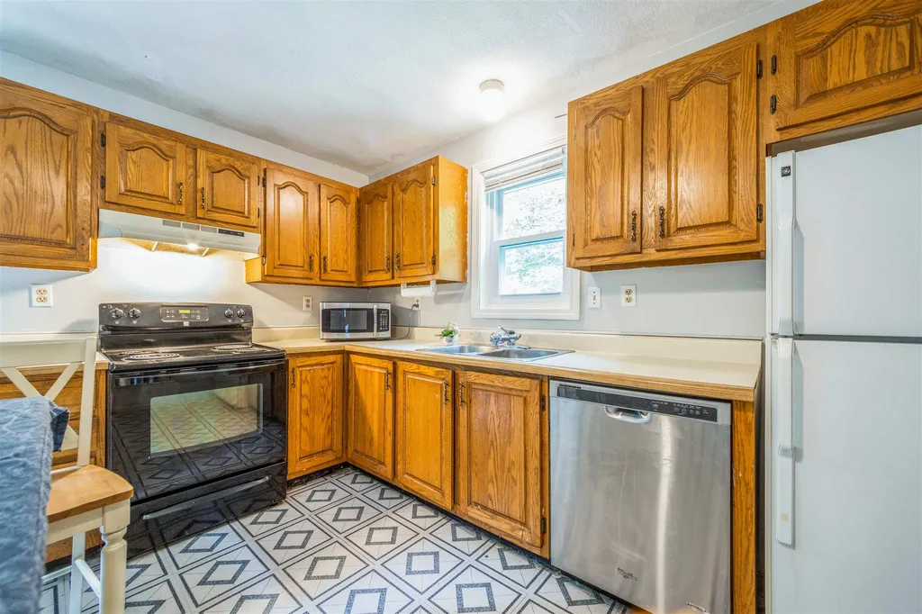 6 Mountain Road Raymond NH 03077