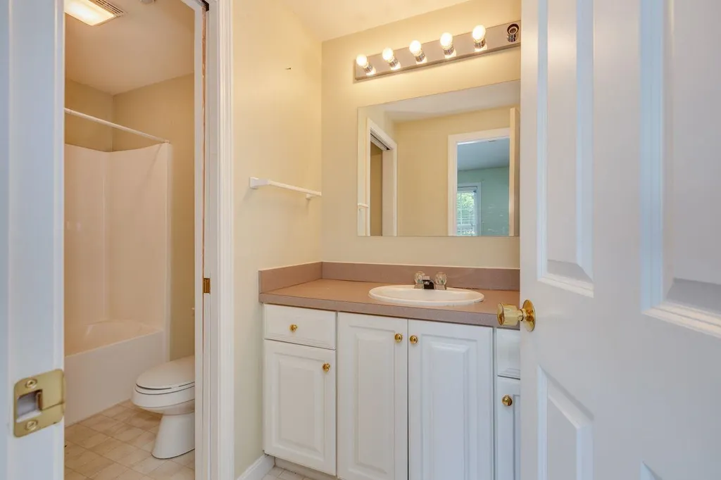 6 Appletree Village Lane Merrimack NH 03054