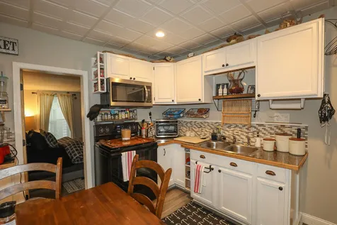 16 Ridge Street Nashua NH 03064