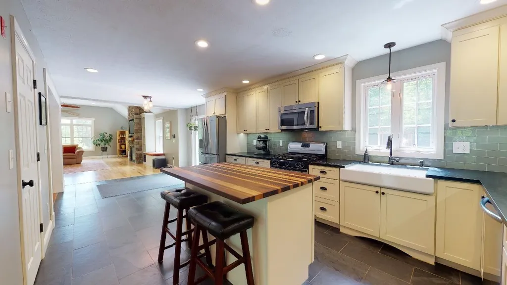 1621 River Road Weare NH 03281