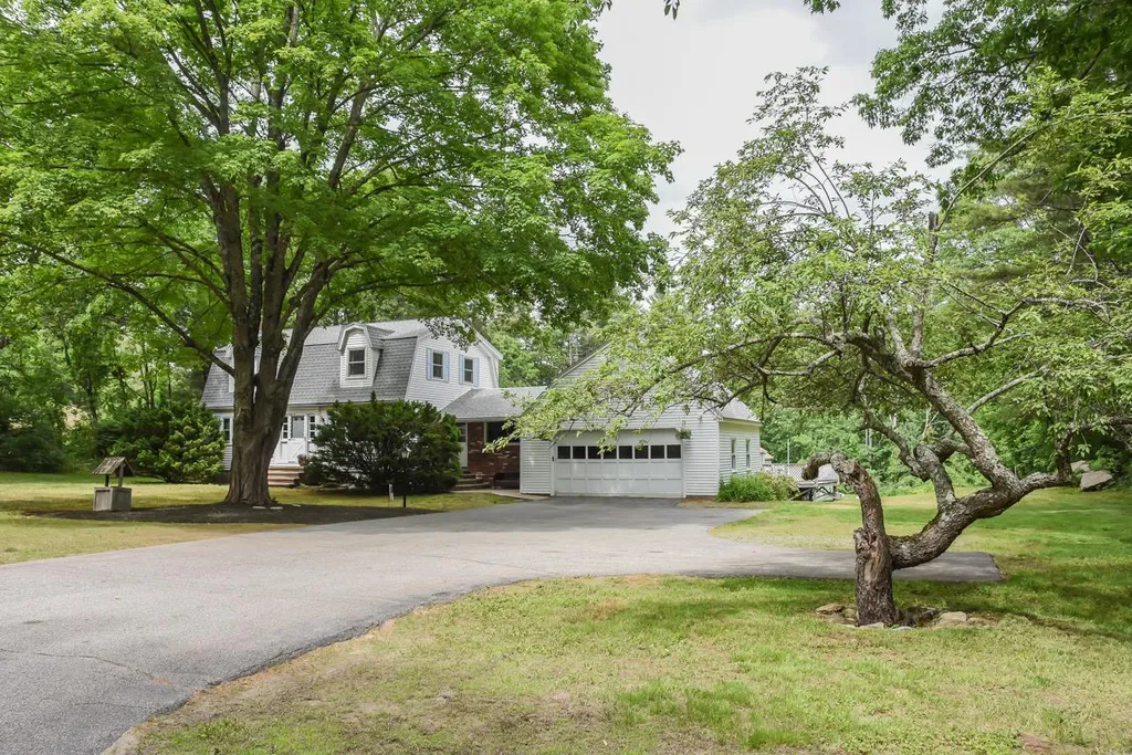 19 Dutton Road Pelham NH 03076