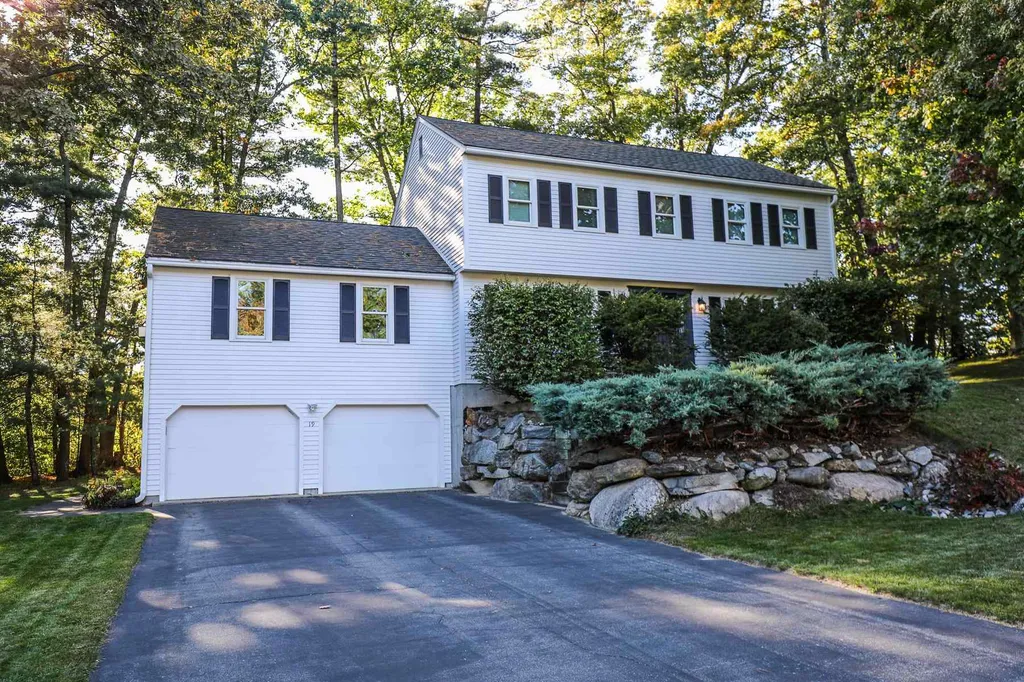 19 Bennington Road Nashua NH 03064-8100