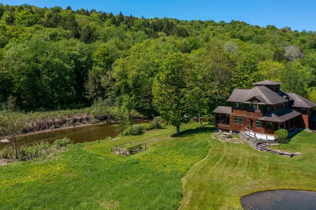989 Moscow Road Stowe VT 05672