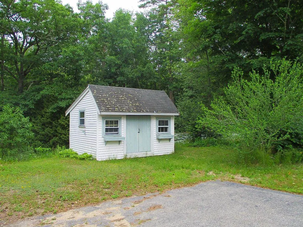 3 Weare Road Hampton Falls NH 03844-2201