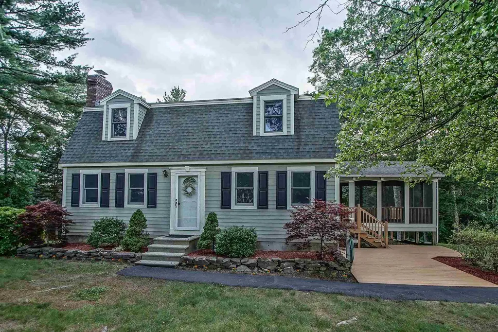 3 Paula Avenue Londonderry NH 03053-3186
