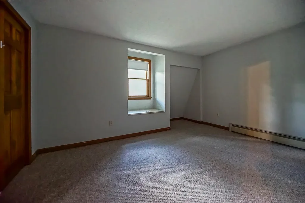 3 Paula Avenue Londonderry NH 03053-3186