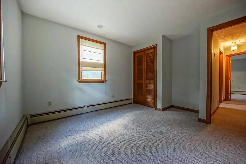 3 Paula Avenue Londonderry NH 03053-3186