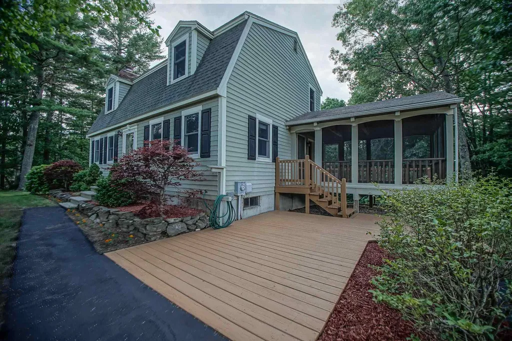 3 Paula Avenue Londonderry NH 03053-3186