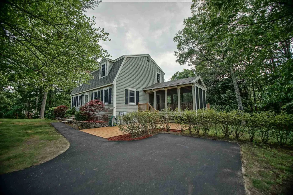 3 Paula Avenue Londonderry NH 03053-3186