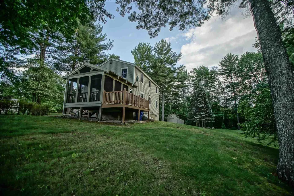 3 Paula Avenue Londonderry NH 03053-3186