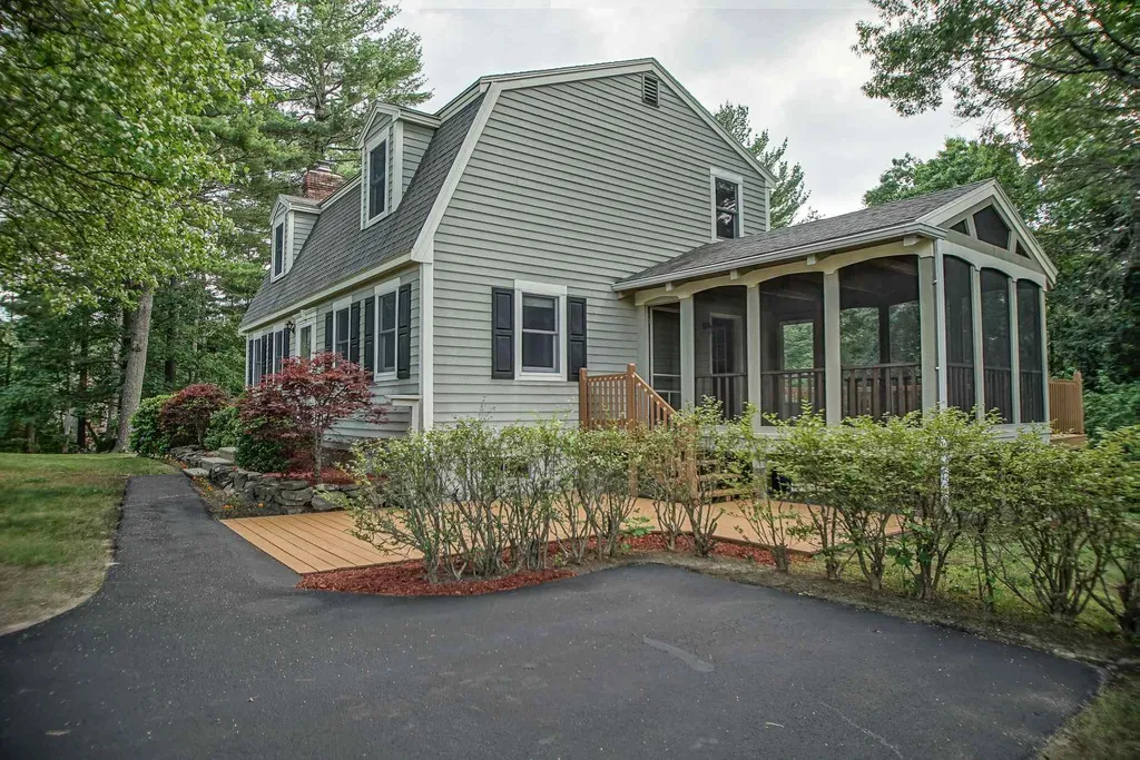 3 Paula Avenue Londonderry NH 03053-3186