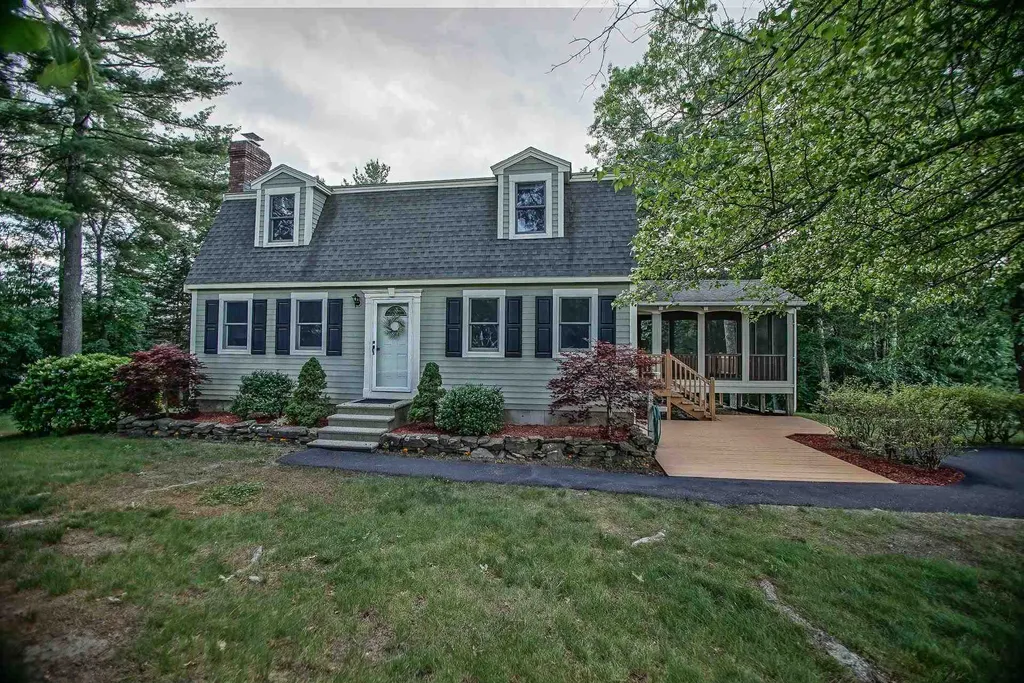 3 Paula Avenue Londonderry NH 03053-3186