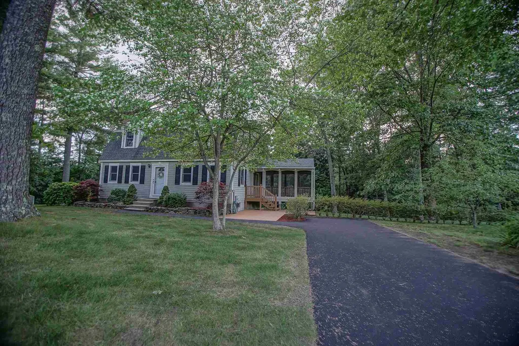 3 Paula Avenue Londonderry NH 03053-3186