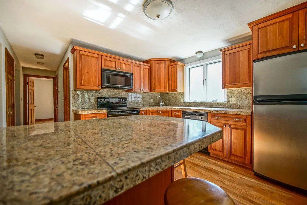 3 Paula Avenue Londonderry NH 03053-3186