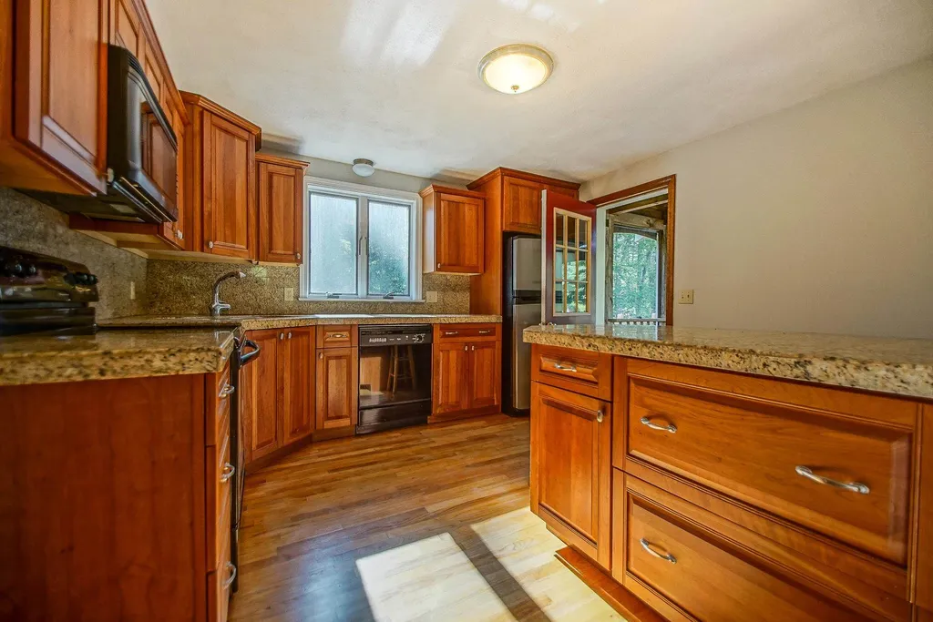 3 Paula Avenue Londonderry NH 03053-3186