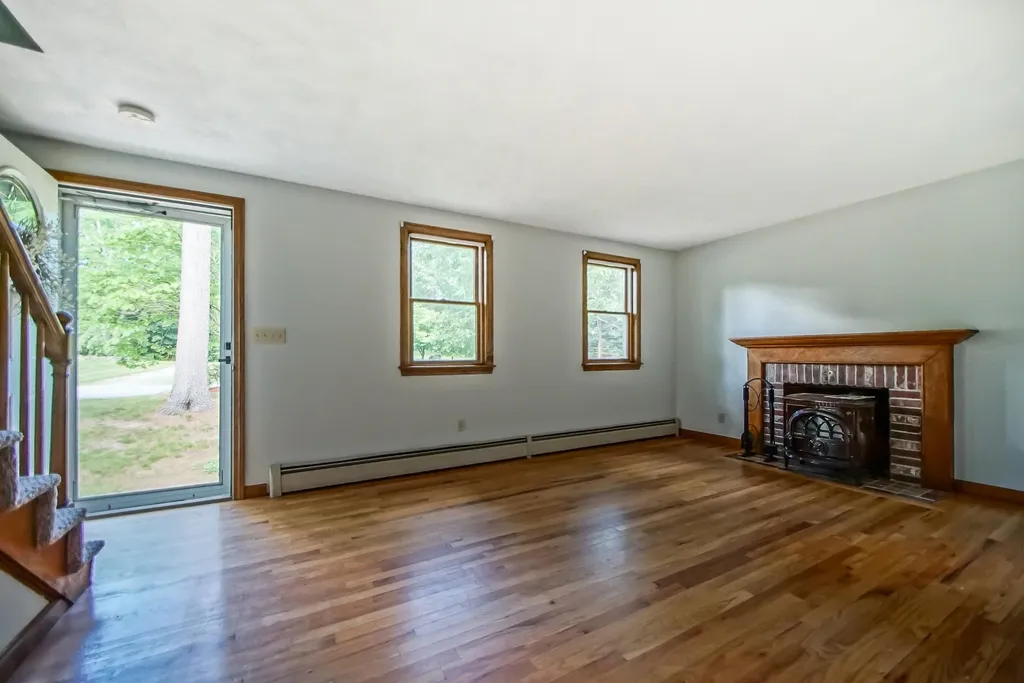 3 Paula Avenue Londonderry NH 03053-3186