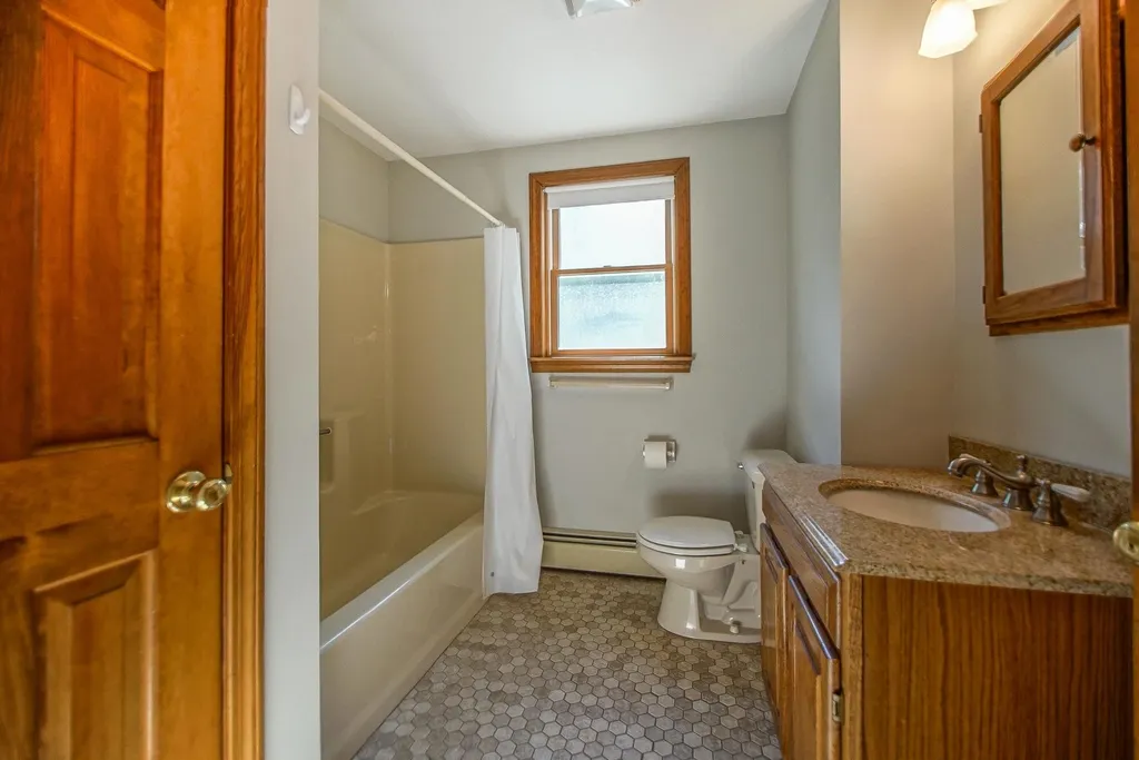 3 Paula Avenue Londonderry NH 03053-3186