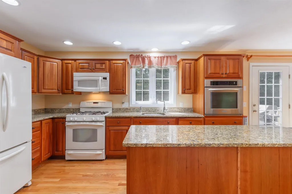 8 Walnut Farm Road Newton NH 03858