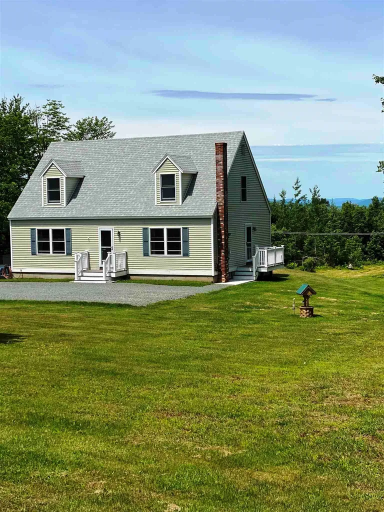 28 Rockwood Avenue Jefferson NH 03583