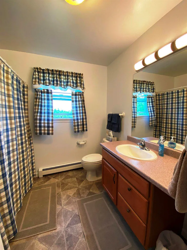 28 Rockwood Avenue Jefferson NH 03583
