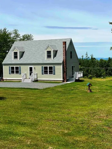 28 Rockwood Avenue Jefferson NH 03583