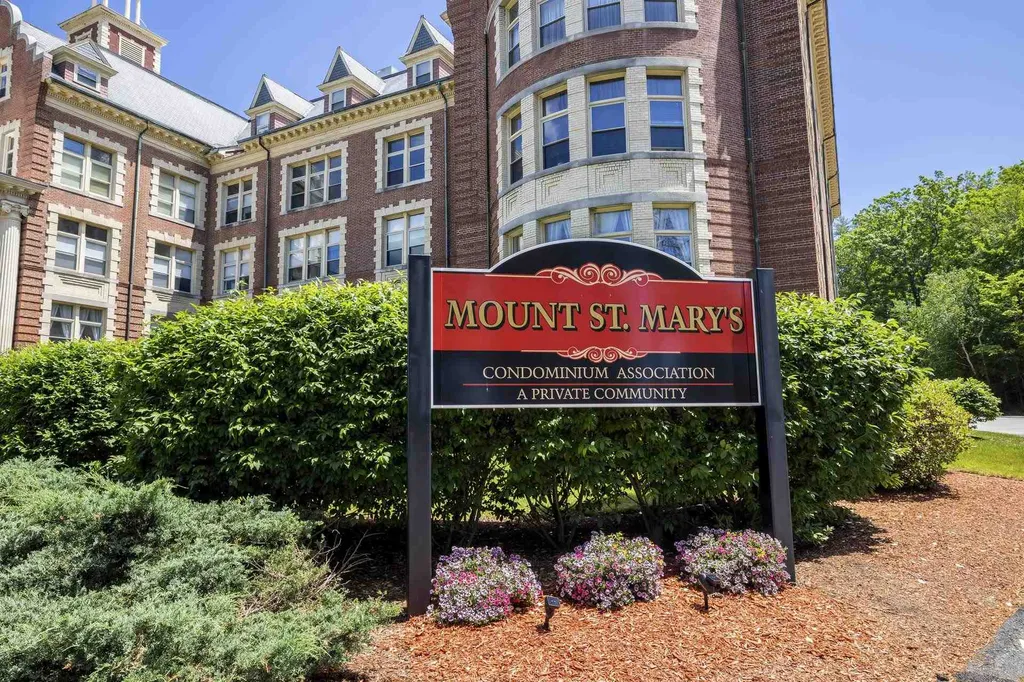 15 Mount Street Mary's Way Hooksett NH 03106