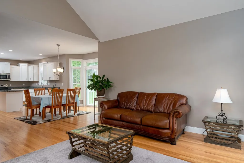 24 Churchill Drive Hooksett NH 03106