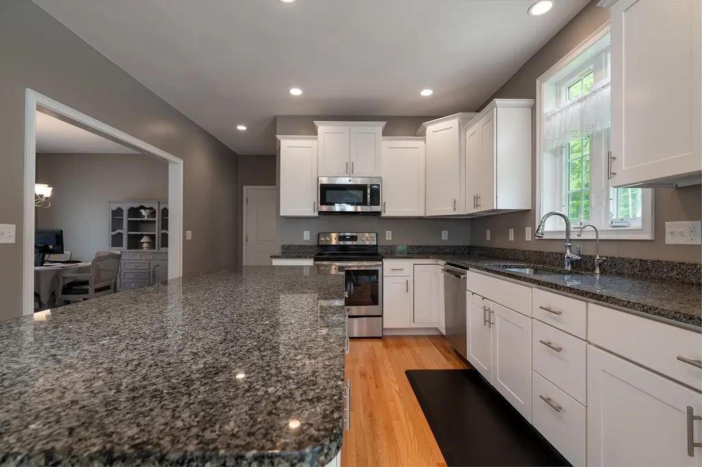 24 Churchill Drive Hooksett NH 03106