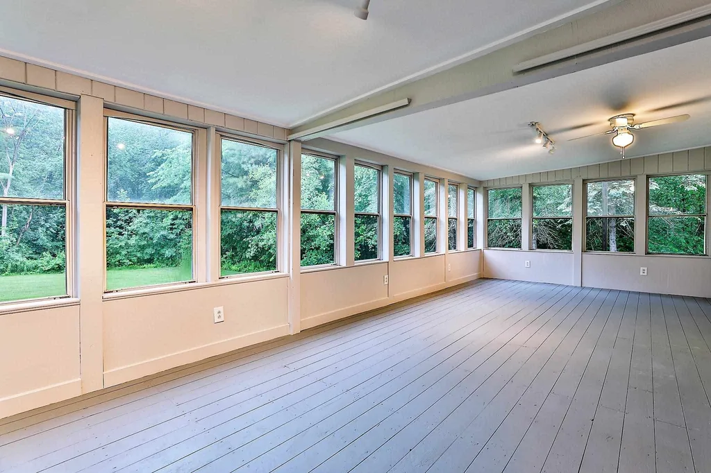 97 Old Nashua Road Londonderry NH 03053