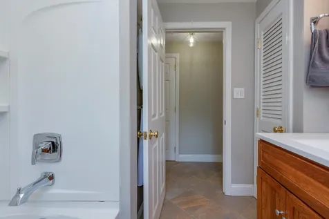 92 Gillis Street Nashua NH 03060
