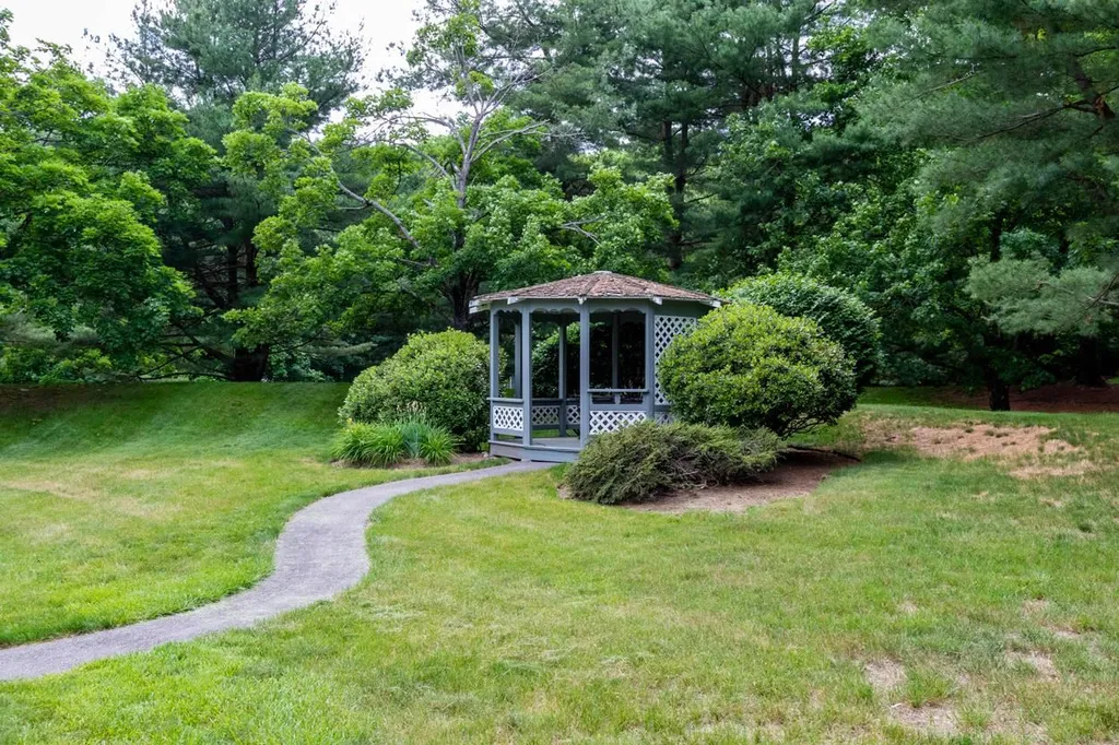 89 Ledgewood Hills Drive Nashua NH 03062