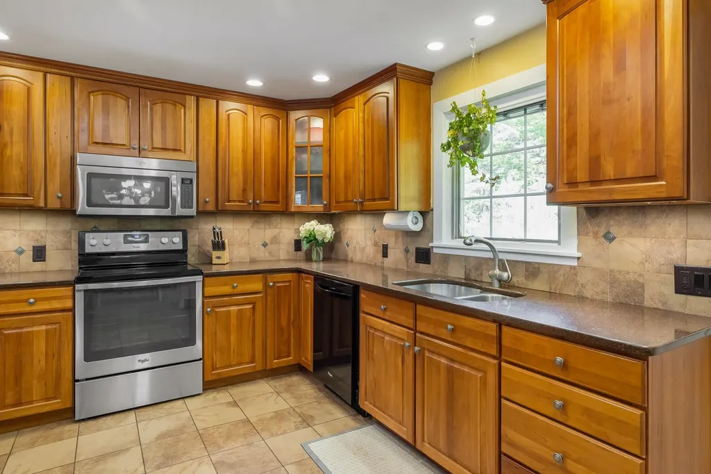 12 Harding Road Portsmouth NH 03801