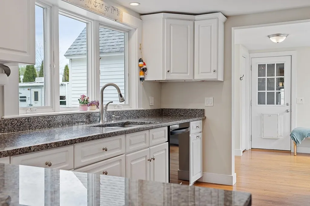 9 Post Road North Hampton NH 03862