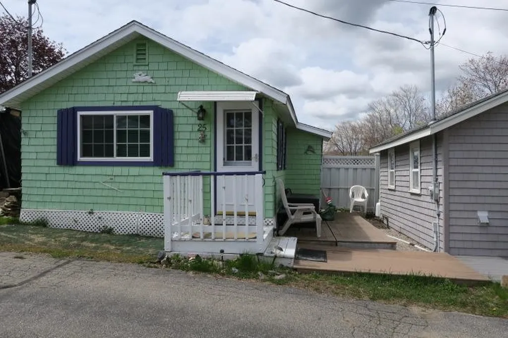 25 Smith Avenue Hampton NH 03842