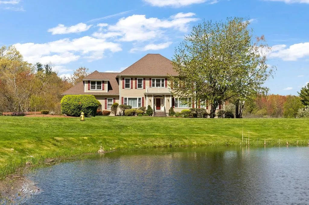 18 Copper Beech Road Salem NH 03079