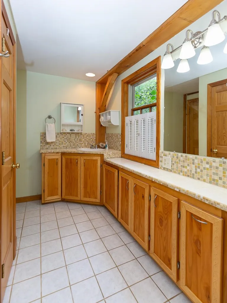 4 Split Rock Lane Raymond NH 03077
