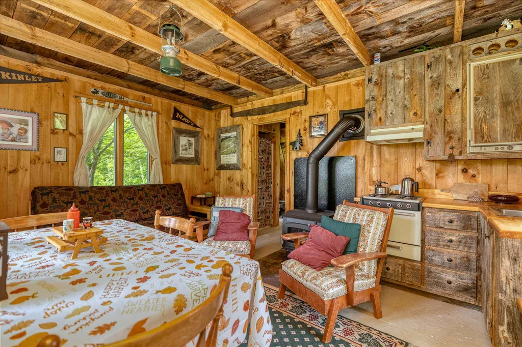 79 Cream Pot Road Hartland VT 05048