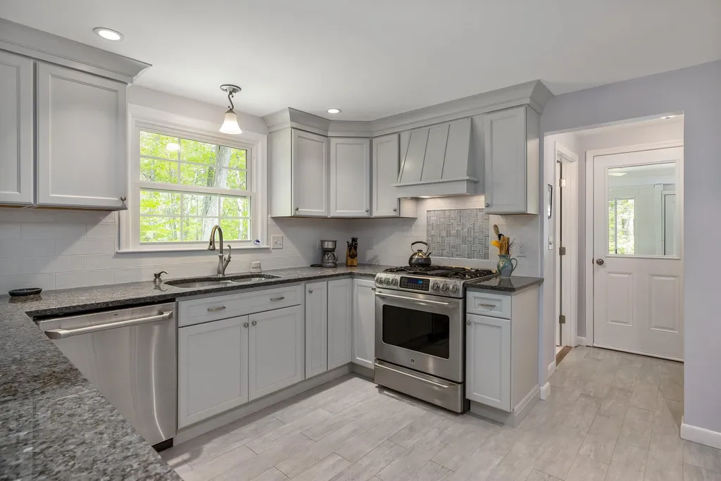 23 Chapel Road North Hampton NH 03862