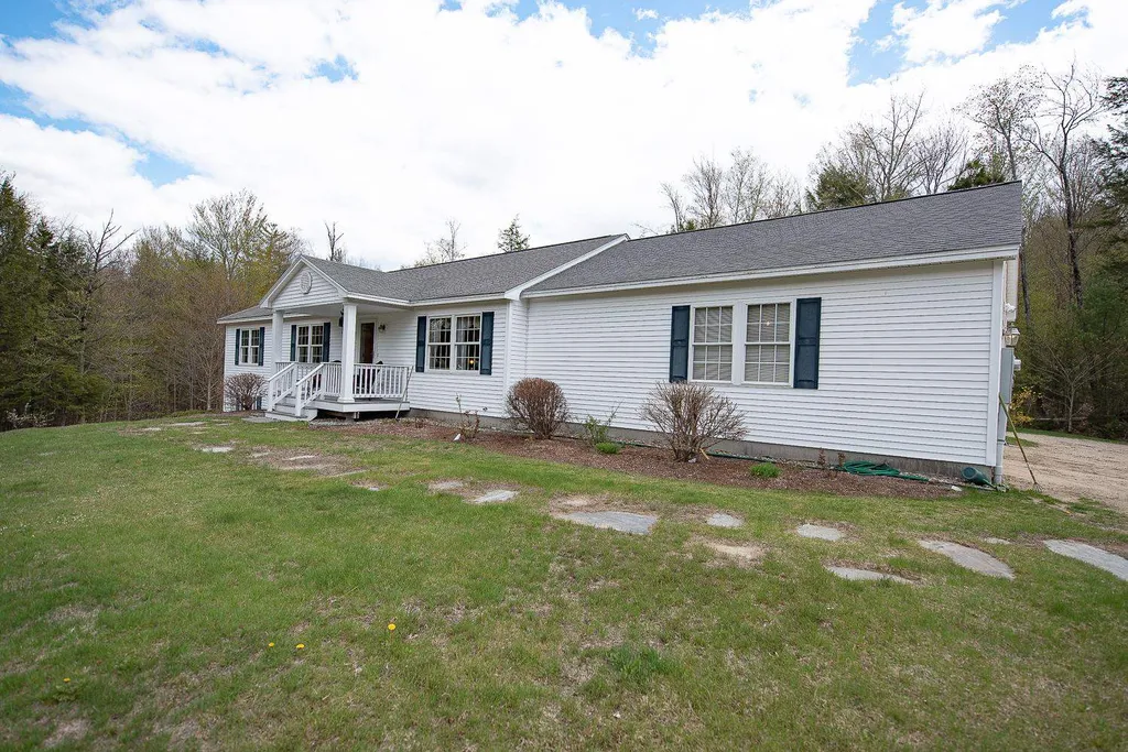 29 Valley View Road Hebron NH 03241