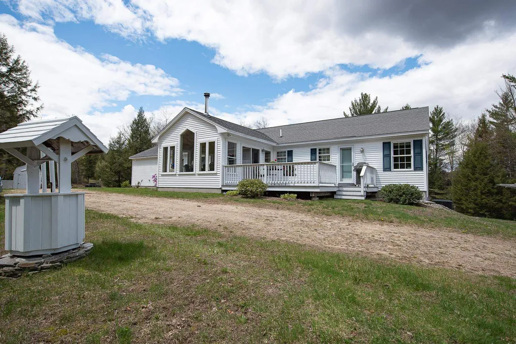 29 Valley View Road Hebron NH 03241