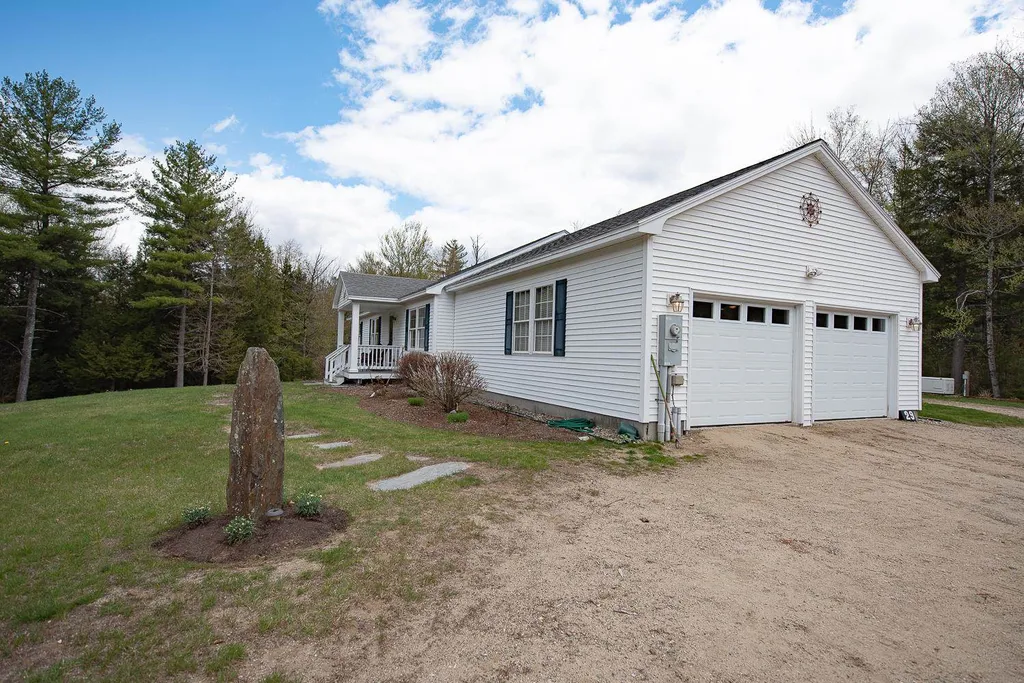 29 Valley View Road Hebron NH 03241