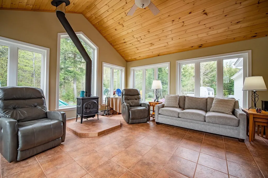 29 Valley View Road Hebron NH 03241
