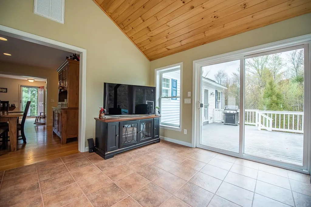 29 Valley View Road Hebron NH 03241
