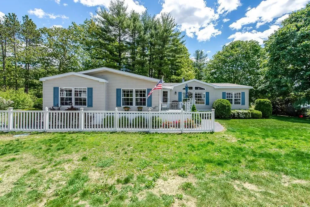 29 Cherokee Way Rochester NH 03867