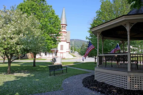 13 Commonwealth Avenue Ludlow VT 05149