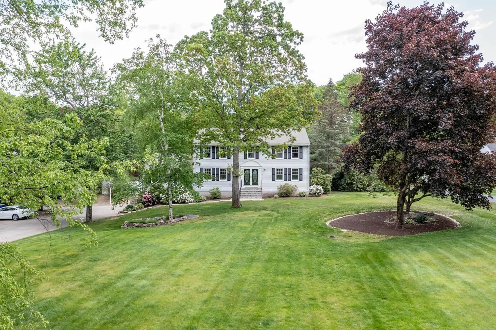 34 White Plains Avenue Londonderry NH 03053