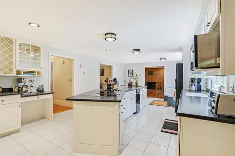 19 King Henry Drive Londonderry NH 03053